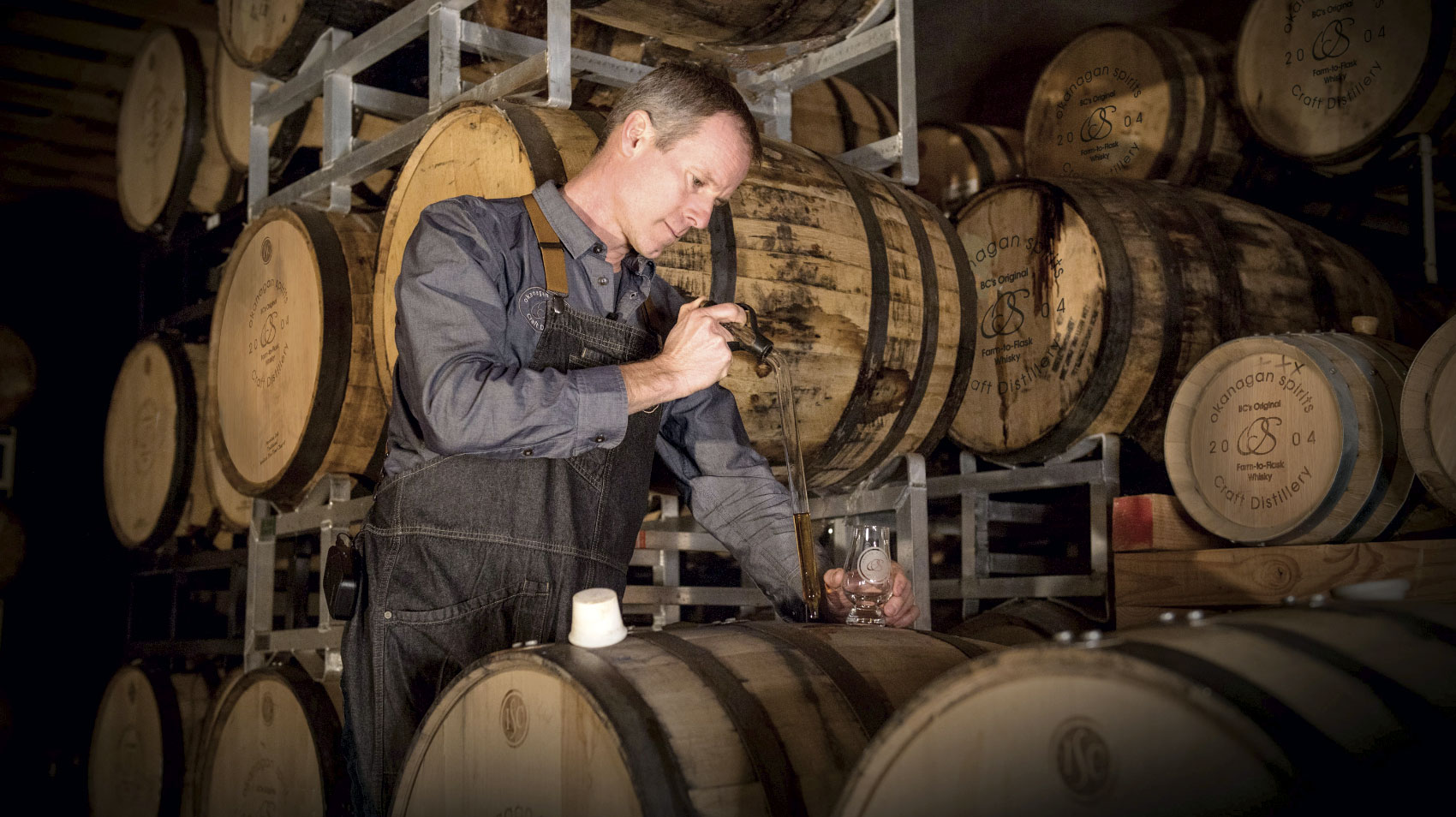 Tyler Dyck pouring a ourbon-style whisky