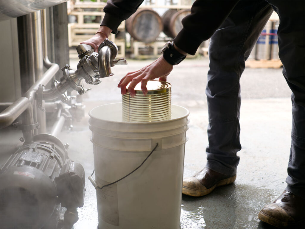 Lifting can of Salvo from bucket