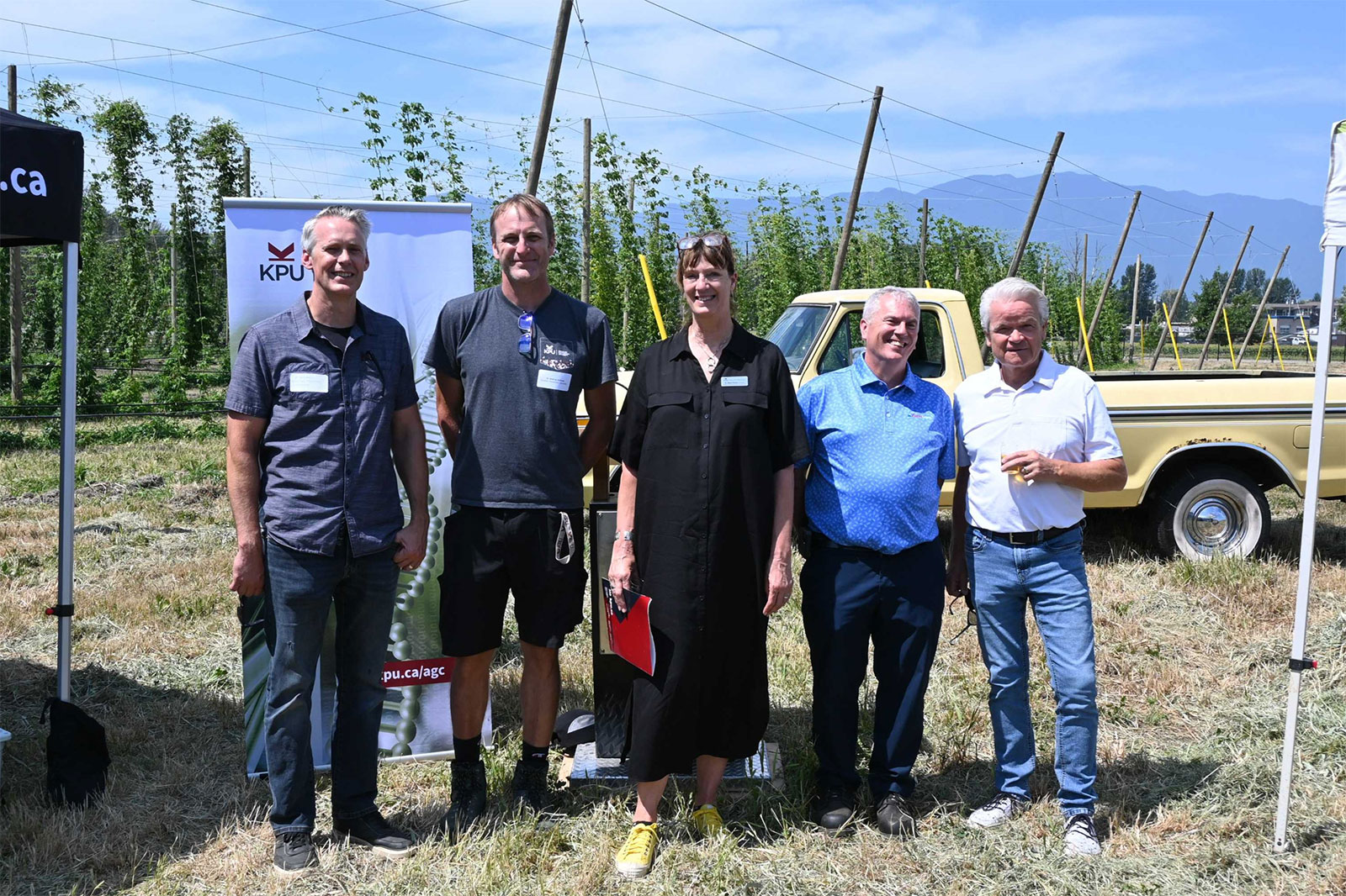 Group photo in hop yard
